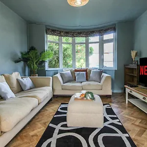 Elegant 3-bed Home, West Bridgford & Large Garden Holiday home Nottingham